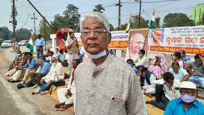 Farmers hold hunger strike, dharna across Odisha