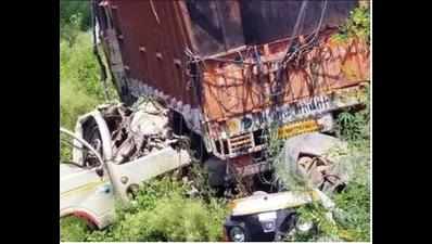 One dead as tempo overturns in Thane, 15 hurt
