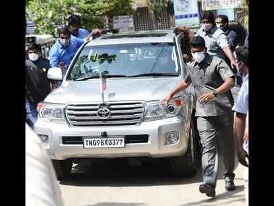 Bengaluru: AIADMK flag on V K Sasikala car creates flutter | Bengaluru ...