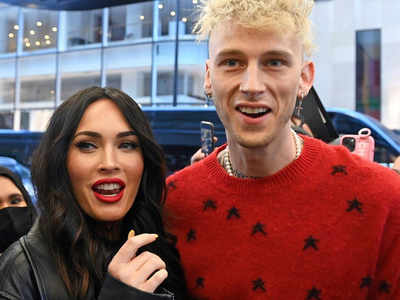 Machine Gun Kelly carries Megan Fox into crowded studio for 'SNL ...