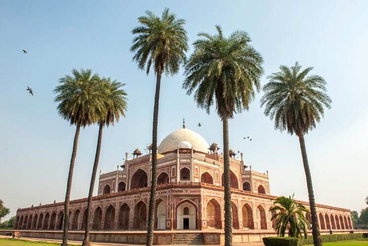 Go on a romantic walk at Humayun&rsquo;s Tomb