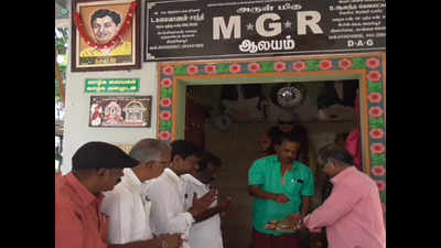 Tamil Nadu: A puja at MGR temple for good luck in polls