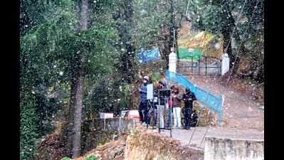 Snowflakes in Mussoorie bring cheer to tourists, locals