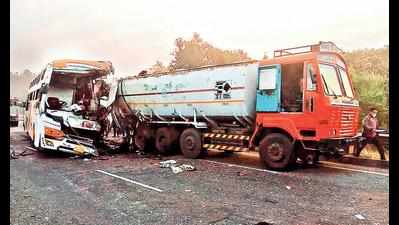 Luxury bus with baraatis rams into parked tanker in Tapi, three killed