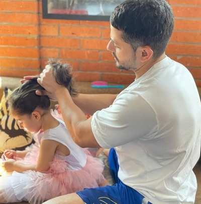 Pic: Kunal Kemmu is on daddy duty for daughter Inaaya