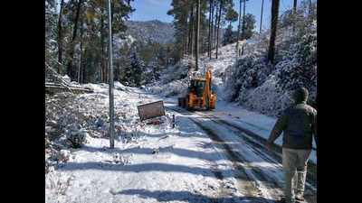 Heavy snowfall in Uttarkashi disrupts traffic, electricity & water supply