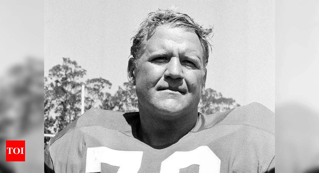 San Francisco 49ers Charlie Krueger with his eye bandaged during