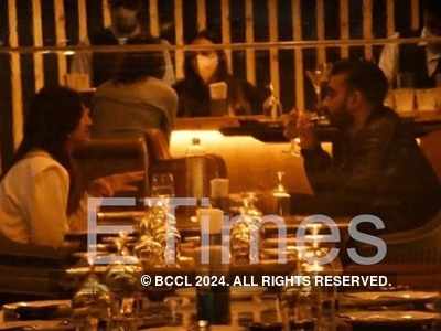 Exclusive photos: Shilpa Shetty enjoys dinner with her husband Raj Kundra in the city