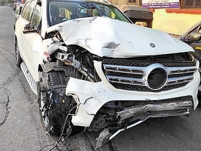 driver mercedes mumbai sons collision killed bike head two car accident booked palm police road beach cop