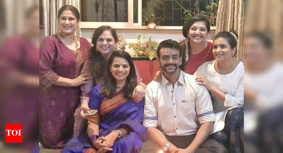 Aastad kale and swapnali patil enjoy their kelvan with bffs harshada khanvilkar and sharmila shinde; see pics - the times of india