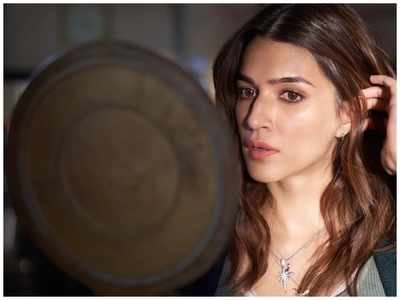 Kriti Sanon shares stunning BTS clicks from the sets of 'Bachchan Pandey'