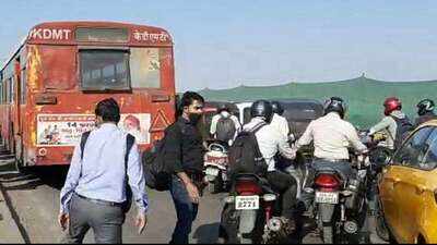 Bus breakdown on Kalyan's Durgadi bridge, causes long traffic jam