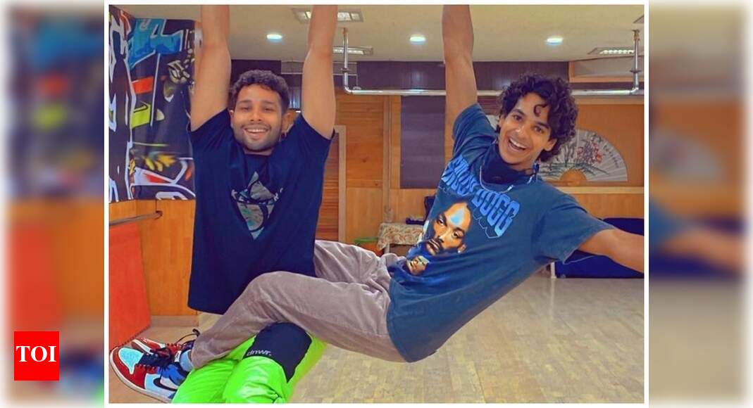 Watch Ishaan Khatter and Siddhant Chaturvedi have a gala time playing badminton on the sets of