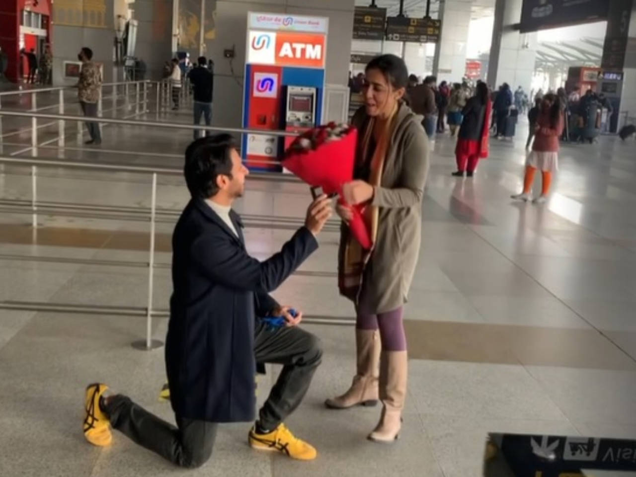 Newlywed Karanveer Mehra shares a throwback video when he proposed to wife Nidhi Seth at the airport