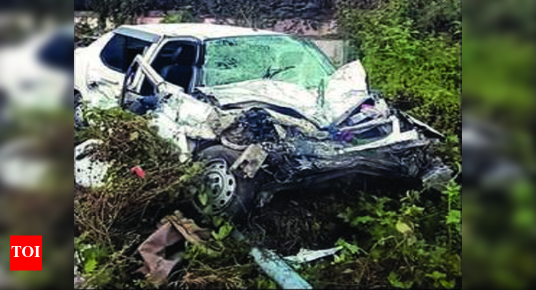 Kolkata: Two die as car on wrong flank collides with truck | Kolkata ...