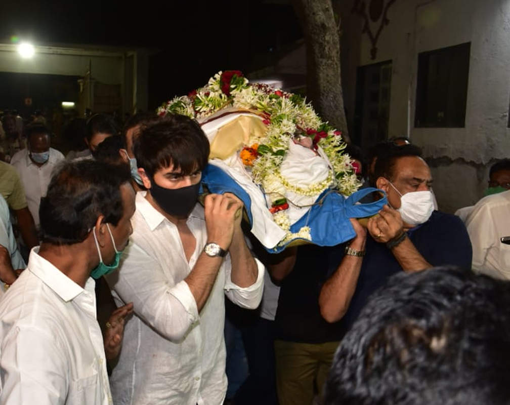 
Rajiv Kapoor's last rites performed in Mumbai, Kapoor family bids goodbye to the departed soul

