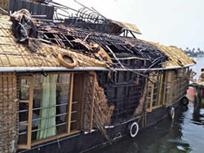 12 Member Family Escapes Houseboat Fire In Kerala S Alappuzha Kochi News Times Of India