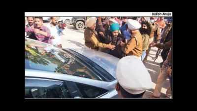 Mohali: Farmers gherao BJP leaders, attack vehicle