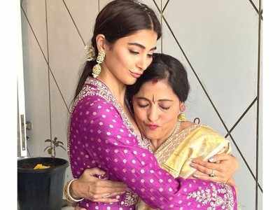 Pooja Hegde wishes her mom Latha Hegde on her birthday with an adorable pic