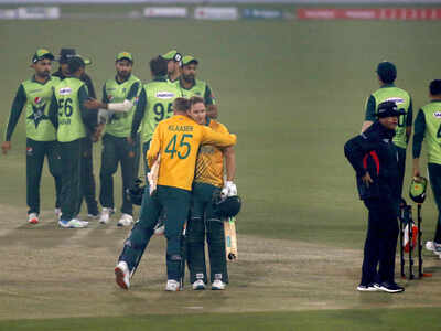 2nd T20I: South Africa beat Pakistan by 6 wickets to level series 1-1