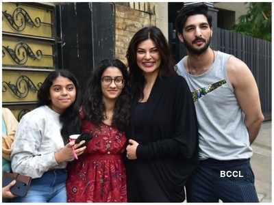Sushmita Sen and her beau Rohman Shawl pose for a happy photo with Renee and Alishah