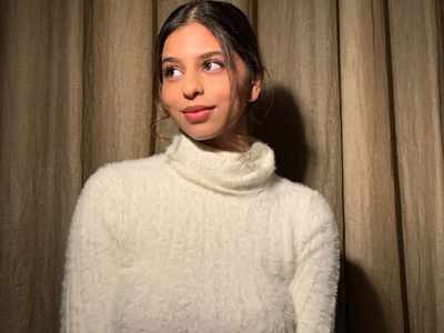 Suhana Khan gives a glimpse of her Valentine's Day as she receives a lovely bouquet of roses