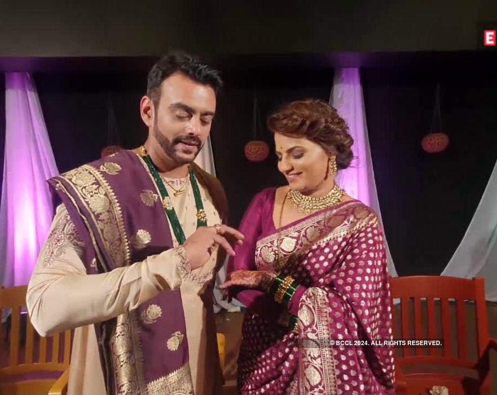 
Aastad Kale and Swapnalee Patil present ukhana after marriage
