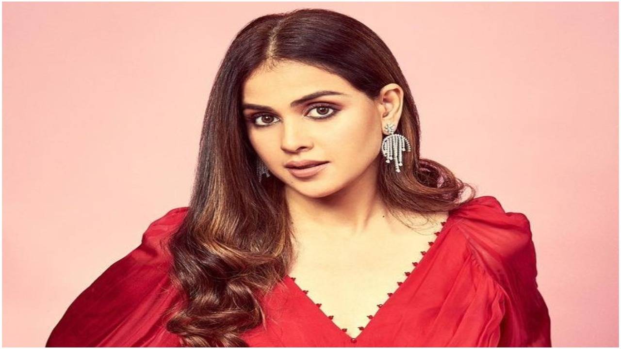 Genelia Deshmukh looks stunning in THIS red outfit | Hindi Movie News -  Times of India