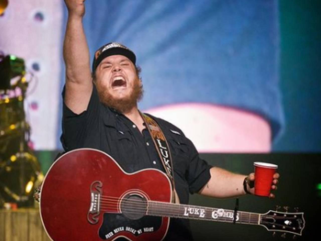 Luke Combs apologizes for Confederate flag imagery