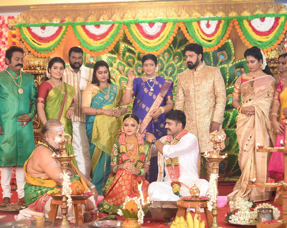 
This marriage sequence in 'Sillunu Oru Kadhal' has a filmy twist
