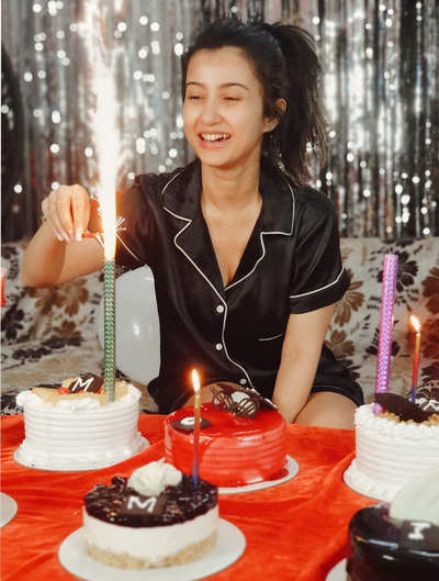 Birthday girl @jannatzubair29 looks like an absolute doll as she poses with  a cake 🎂😍✨ @pinkvillatelly . . . #jannatzubair #celebrity… | Instagram