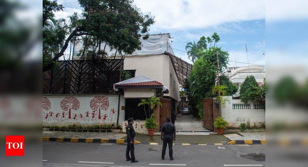 Security Outside Amitabh Bachchan's Bungalow Increased | India News