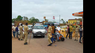 People from Kerala protest against travel restrictions by Karnataka