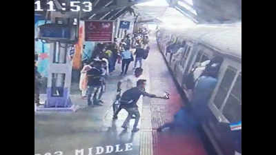 Female RPF constable pulls out passenger to safety from gap between train and platform