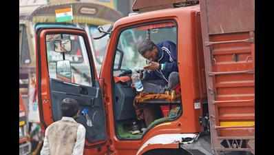 Big transporters shun Bharat bandh, plan SKM-like body