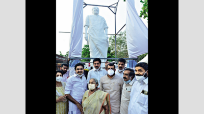 Kerala Speaker unveils KM Mani’s statue