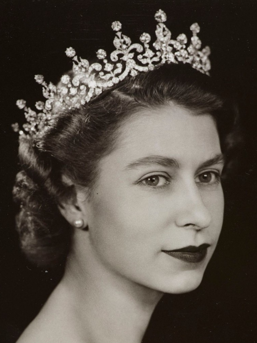 To one of the queen. To one of the queen. Принцесса беатрис платья. Правление елизаветы 2. To one of the queen.