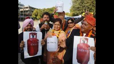 Jaspal Bhatti's club hosts a 'petrol wedding' to highlight rising fuel prices