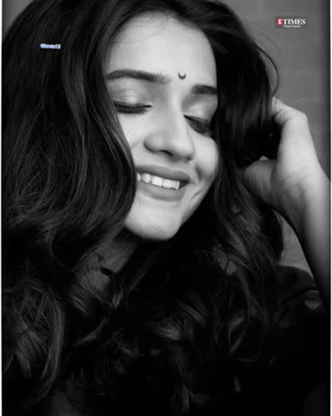 Phulpakharu actress Hruta Durgule is acing the black and white  photography like a boss!