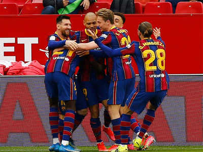 Barcelona sink Sevilla to keep title chase alive