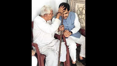 Syed Shahnawaz Hussain meets his teacher, seeks blessing