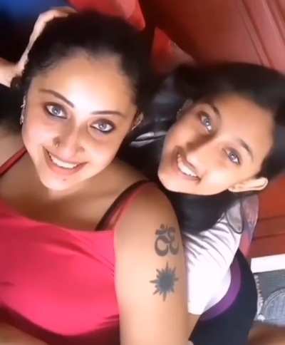 Nithya Das and daughter twinning video is really cute
