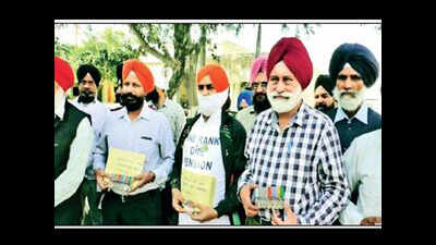 SAD ex-servicemen wing members to return medals