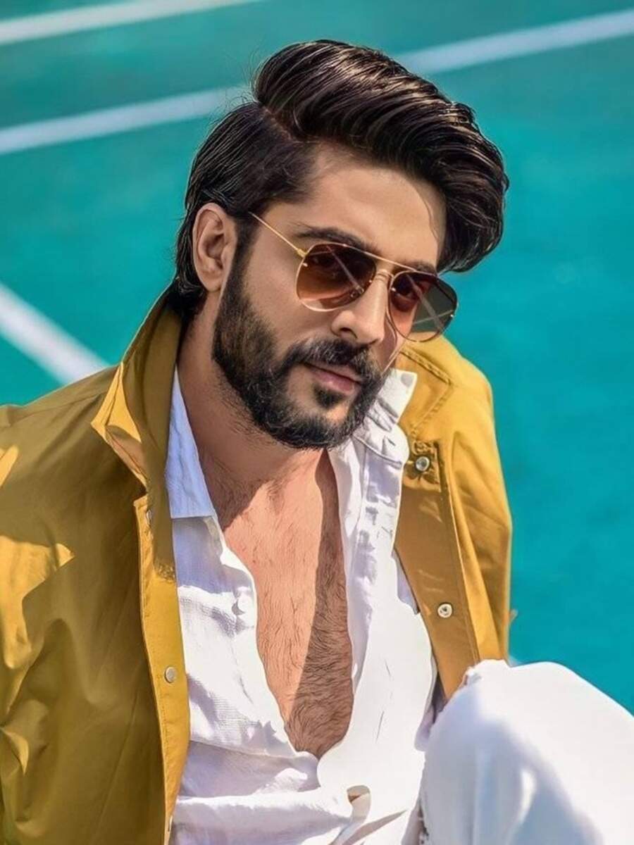 Krushal Ahuja’s smart and dapper looks | Times of India