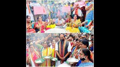 Telangana Mahila Congress protests against LPG price hike, say BJP, TRS playing with lives of poor