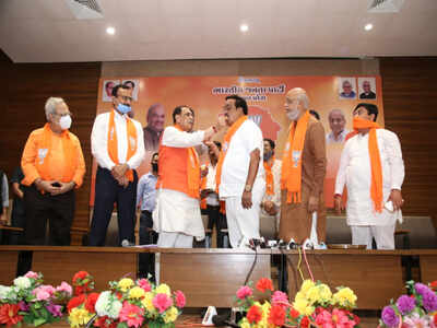 Gujarat chief minister Vijay Rupani and state chief RR Paatil celebrate at the party office with other members and workers. (Source: BJP Gujarat/Twitter) Gujarat Local Bodies Polls: BJP Emerges Before Congress | India News