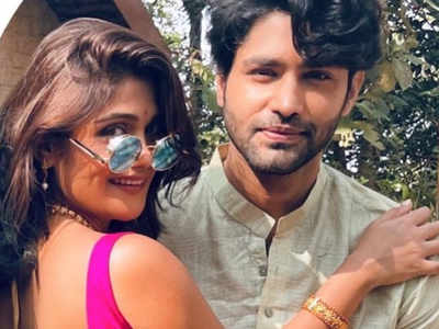 Isha Keskar pens an emotional note for beau Rishi Saxena on his birthday; says, "got through the past year only because of you"