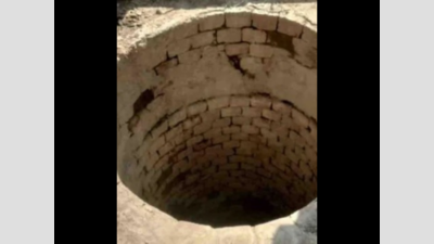 Girl pushed in dry well rescued in Kanpur village