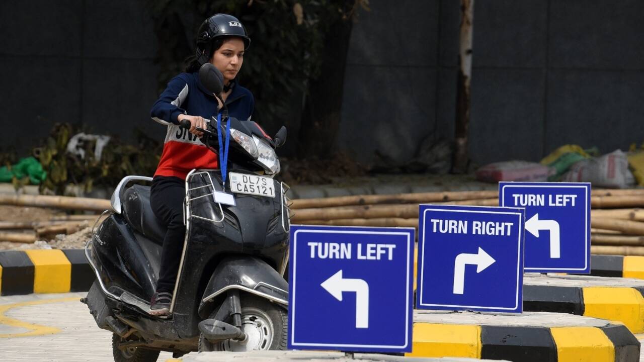 Govt starts Aadhaar-based driving license services, does away with RTO ...