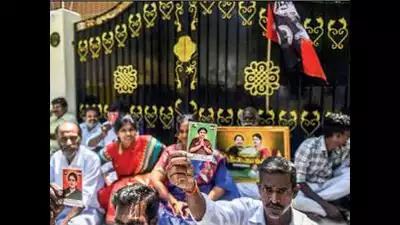 AIADMK turned to outsiders to blunt threat from Sasikala’s camp